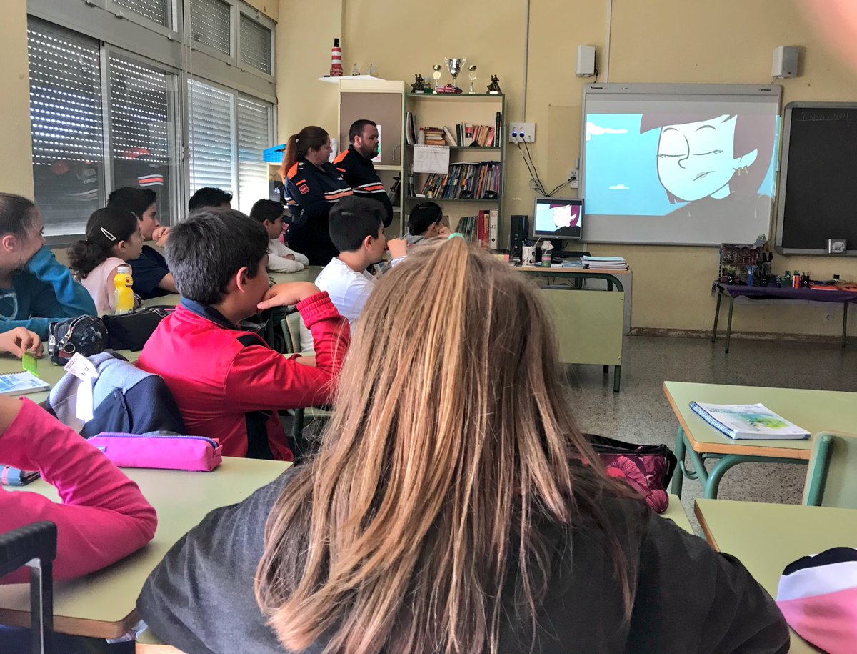 AytoLeganes's tweet photo. El alcalde y el director de Seguridad Ciudadana acompañan hoy a Protección Civil en su visita a los escolares del CEIP Fco. de Quevedo https://t.co/R1jhKoBmxc