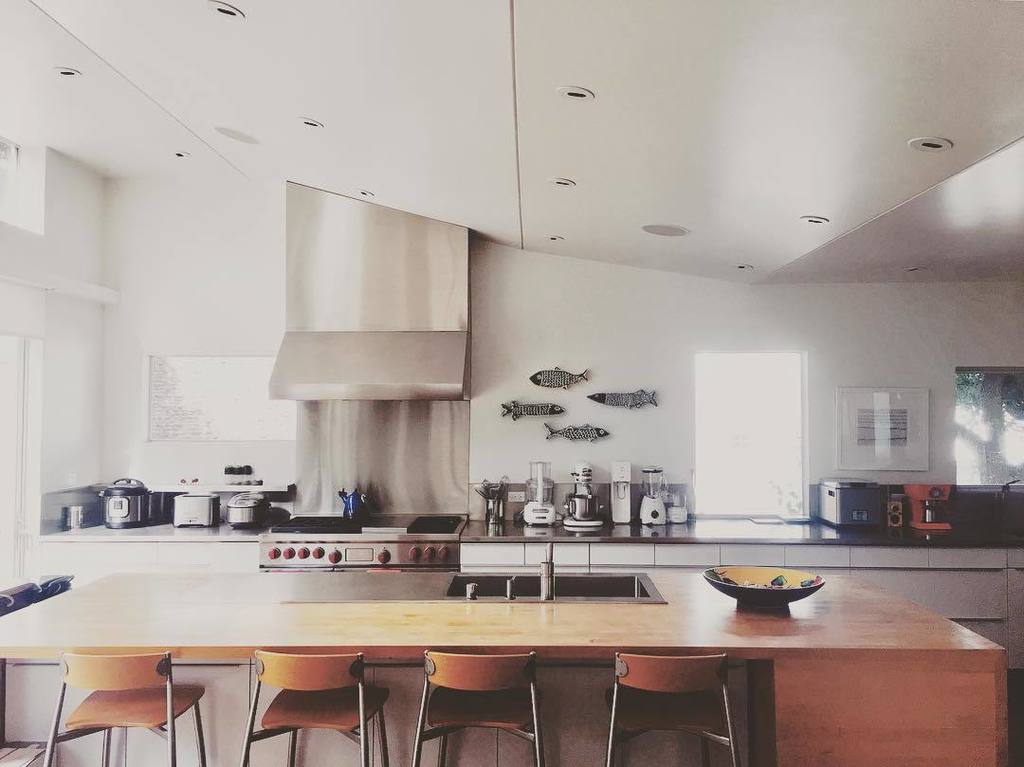 specialforksndy's tweet photo. I cleaned my kitchen over the weekend. It stays like this for 5 minutes.
.
.
.
#kitchendesign #kitchen #kitchenlife #wolfrange #carbona #li… https://t.co/t36cfKELrw
