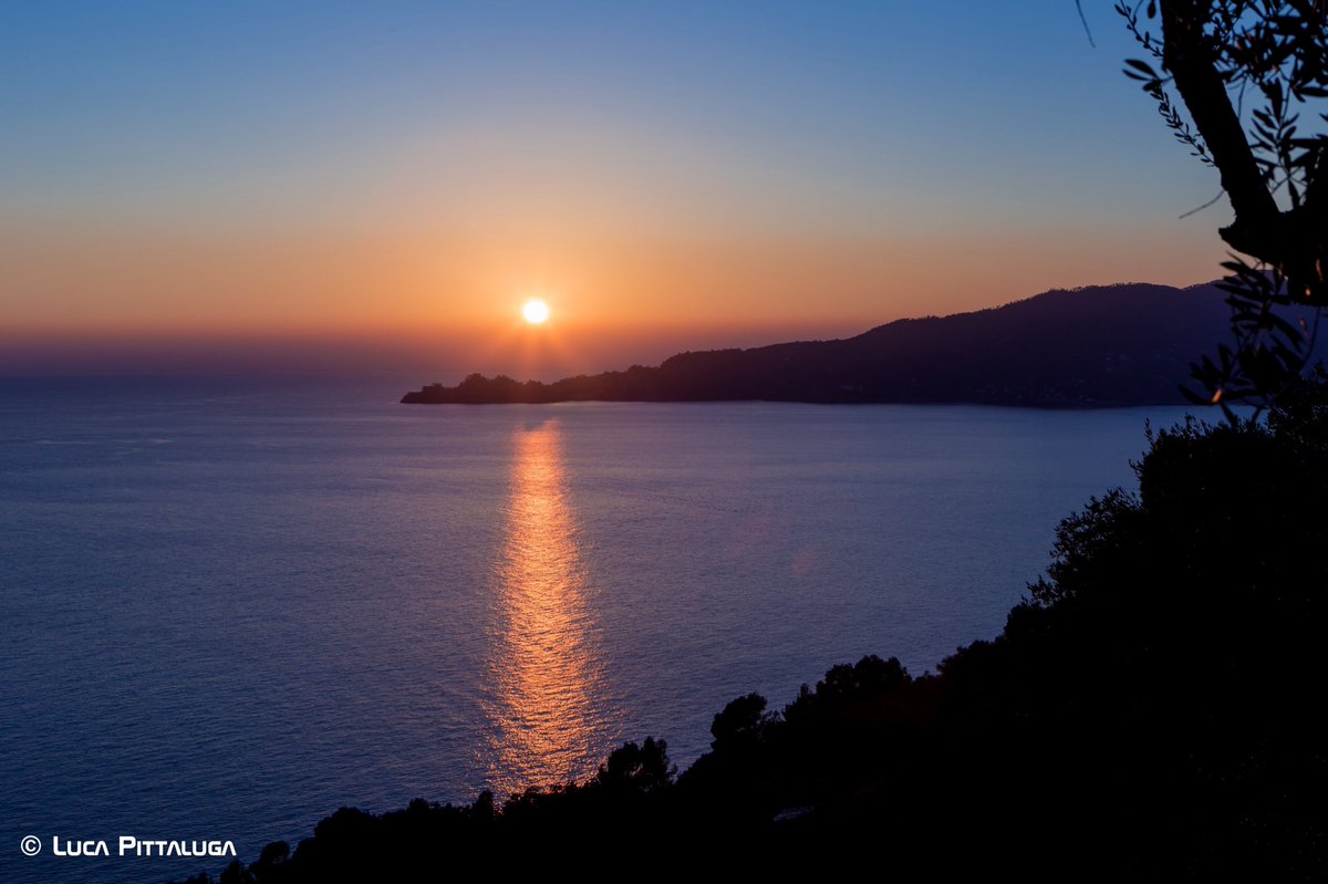 MeteoMTC's tweet photo. Oltre Portofino. #tramonto #Liguria #Chiavari https://t.co/yrObcEGxWL