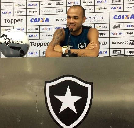 radiojbfm's tweet photo. #JBFM Roger volta a treinar no Botafogo! Atacante fez cirurgia p/retirar tumor benigno do rim há um mês. https://t.co/oVWXQGJTAV #ForcaRoger https://t.co/0ybcuRn6AI