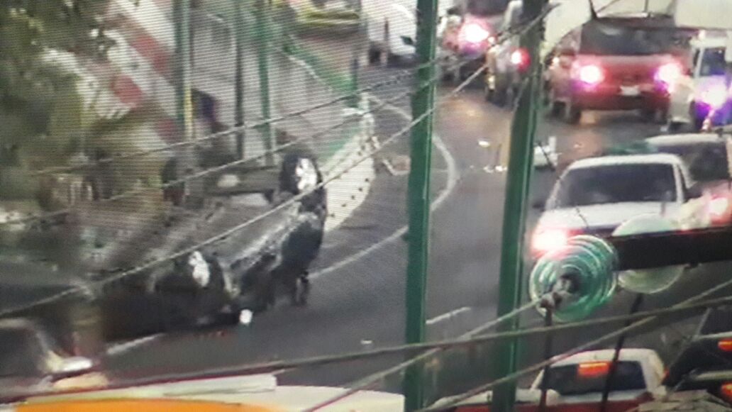 C5Edomex's tweet photo. C5 te informa; Accidente en Boulevard Aeropuerto frente al Hotel One, en el puente vehícular dirección Sur-Norte, tráfico pesado. https://t.co/EqIIffMNRj