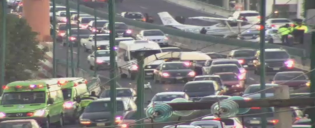 C5Edomex's tweet photo. C5 te informa; Accidente en Boulevard Aeropuerto frente al Hotel One, en el puente vehícular dirección Sur-Norte, tráfico pesado. https://t.co/EqIIffMNRj