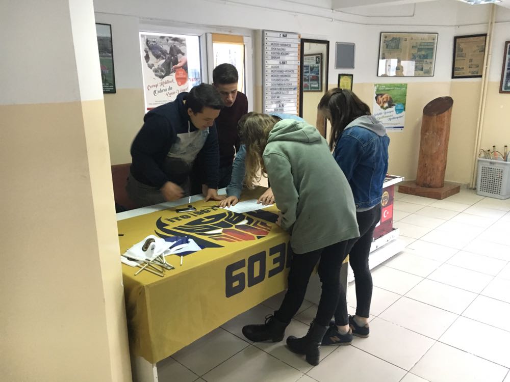 Team6038's tweet photo. Takımımıza katılmak isteyen öğrencilerimize küçük bilgiler verip onlara form dağıttık. #team6038 #Itobot6038 #fikretyukselfoundatiton #frc https://t.co/msscTkFv4l