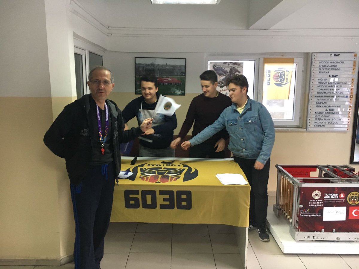 Team6038's tweet photo. Takımımıza katılmak isteyen öğrencilerimize küçük bilgiler verip onlara form dağıttık. #team6038 #Itobot6038 #fikretyukselfoundatiton #frc https://t.co/msscTkFv4l