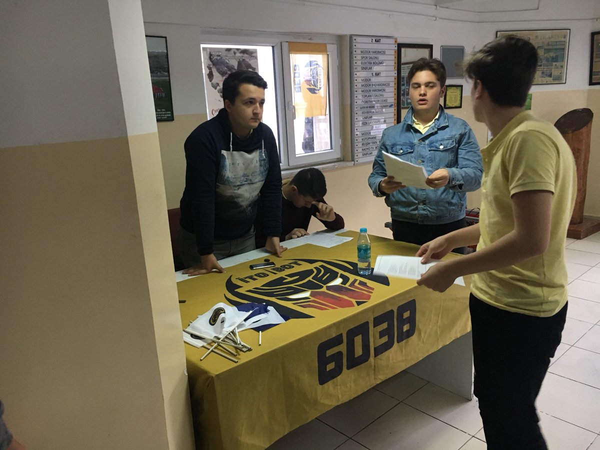 Team6038's tweet photo. Takımımıza katılmak isteyen öğrencilerimize küçük bilgiler verip onlara form dağıttık. #team6038 #Itobot6038 #fikretyukselfoundatiton #frc https://t.co/msscTkFv4l