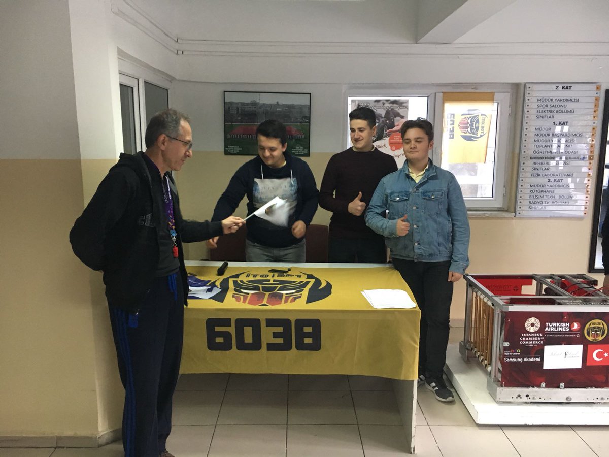 Team6038's tweet photo. Takımımıza katılmak isteyen öğrencilerimize küçük bilgiler verip onlara form dağıttık. #team6038 #Itobot6038 #fikretyukselfoundatiton #frc https://t.co/msscTkFv4l