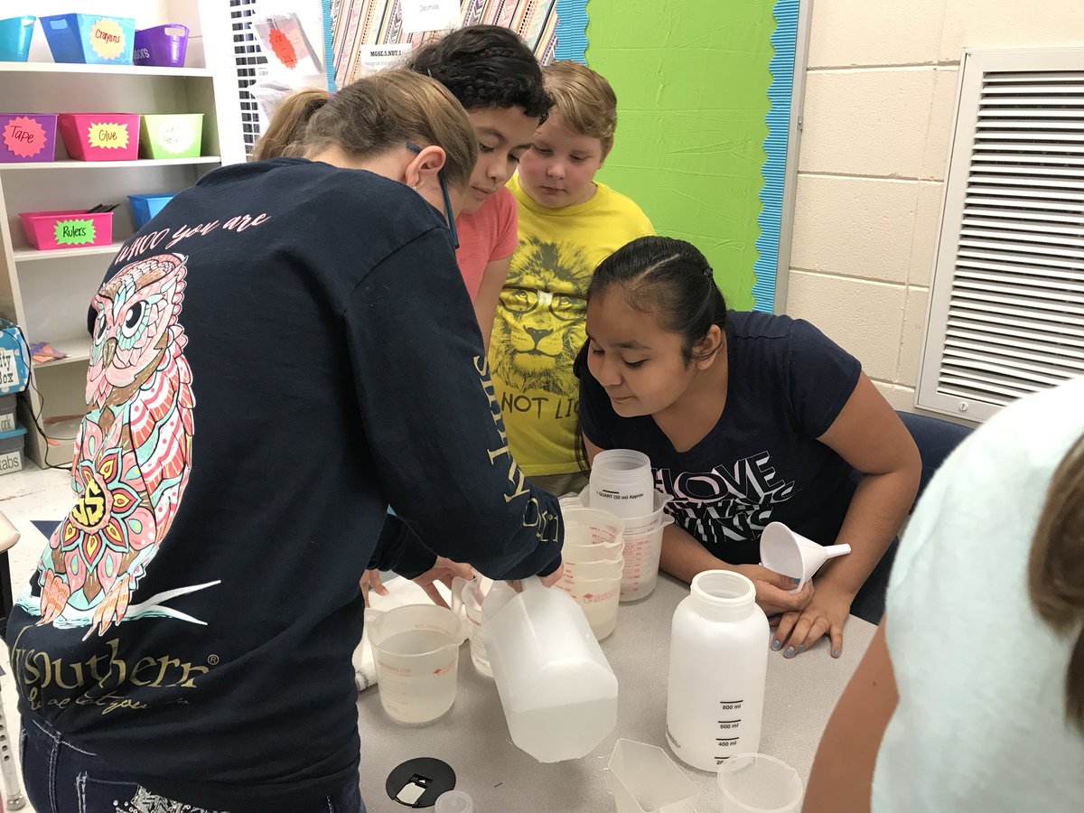 CaraleeW's tweet photo. Discovery lesson today. My students are finding out basic measurements by using the tools and making generalizations. 😁⚖️✏️📏🌊 https://t.co/OzzQrkB8la