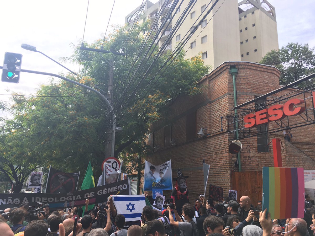 BRASILWIRE's tweet photo. Your guess is as good as ours: Israeli flag at tiny Brazilian right wing protest against US Philosopher #JudithButlerBrasil https://t.co/176ilmGvjs