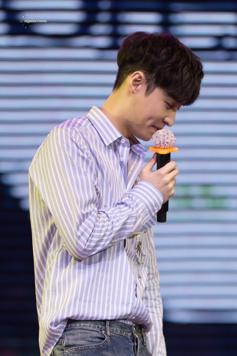 mondayixing's tweet photo. 171105 sheep 장사 사인회
#LAY #레이 #张艺兴 
▷https://t.co/hPaFaAyvep
▷
https://t.co/8Mj7ZNiWjK https://t.co/uTlJVmLSIY