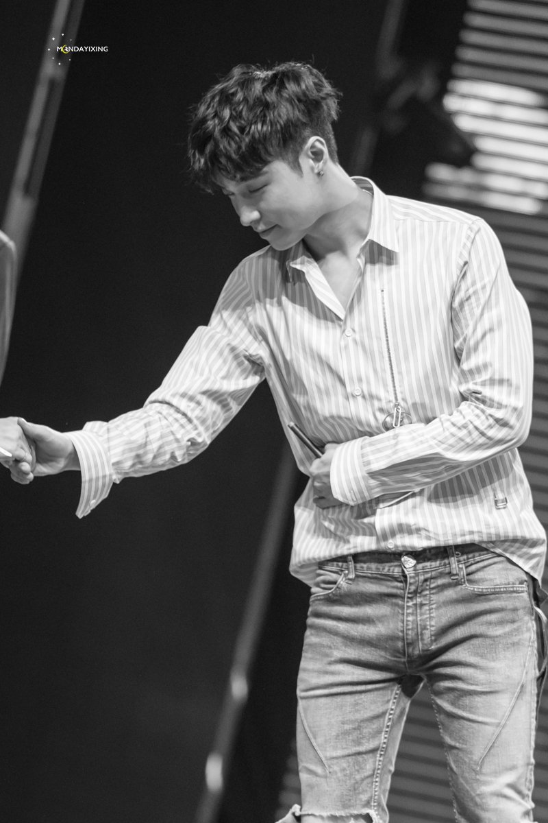 mondayixing's tweet photo. 171105 sheep 장사 사인회
#LAY #레이 #张艺兴 
▷https://t.co/hPaFaAyvep
▷
https://t.co/8Mj7ZNiWjK https://t.co/uTlJVmLSIY