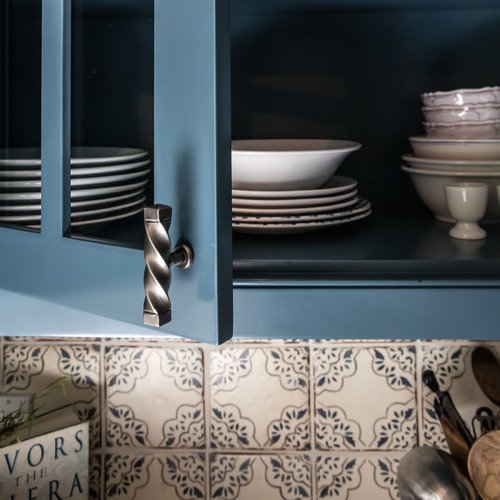 TopKnobs's tweet image. Project: #TopKnobs Normandy decorative hardware adds a rustic touch to a Pasadena, California kitchen ow.ly/sytD30goxAs #newblogpost