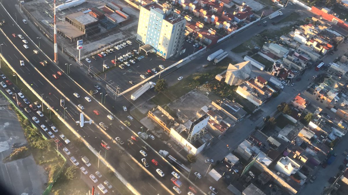 Albert6_Aguilar's tweet photo. Impactante accidente de avioneta #estamañana en puente vehicular de #Toluca, sobre boulevar Miguel Alemán  foto cortesía #BrecNacional https://t.co/obMPyBq2gi