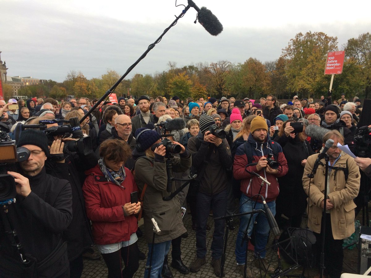 Wir sind da! Milo Rau auch. Gleich geht es los, stürmen wir den Reichstag. #vb6112 #generalassembly