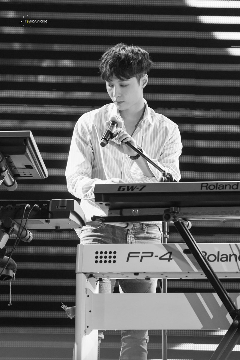 mondayixing's tweet photo. 171105 sheep 장사 사인회
#LAY #레이 #张艺兴 🙏🎹🎶
▷https://t.co/QeIQ8uaNyo
▷https://t.co/dVY8ZbAa0S
▷https://t.co/Mqa1Y1WGyf https://t.co/9WtRCK50os