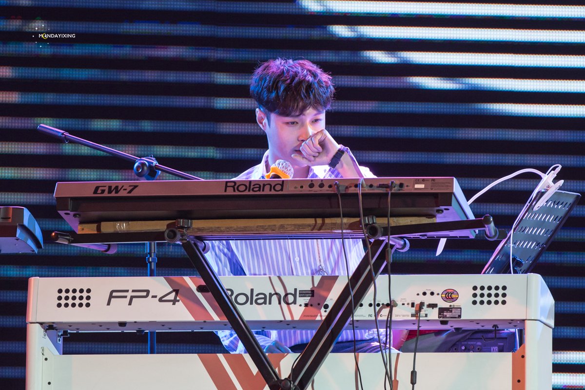mondayixing's tweet photo. 171105 sheep 장사 사인회
#LAY #레이 #张艺兴 🙏🎹🎶
▷https://t.co/QeIQ8uaNyo
▷https://t.co/dVY8ZbAa0S
▷https://t.co/Mqa1Y1WGyf https://t.co/9WtRCK50os