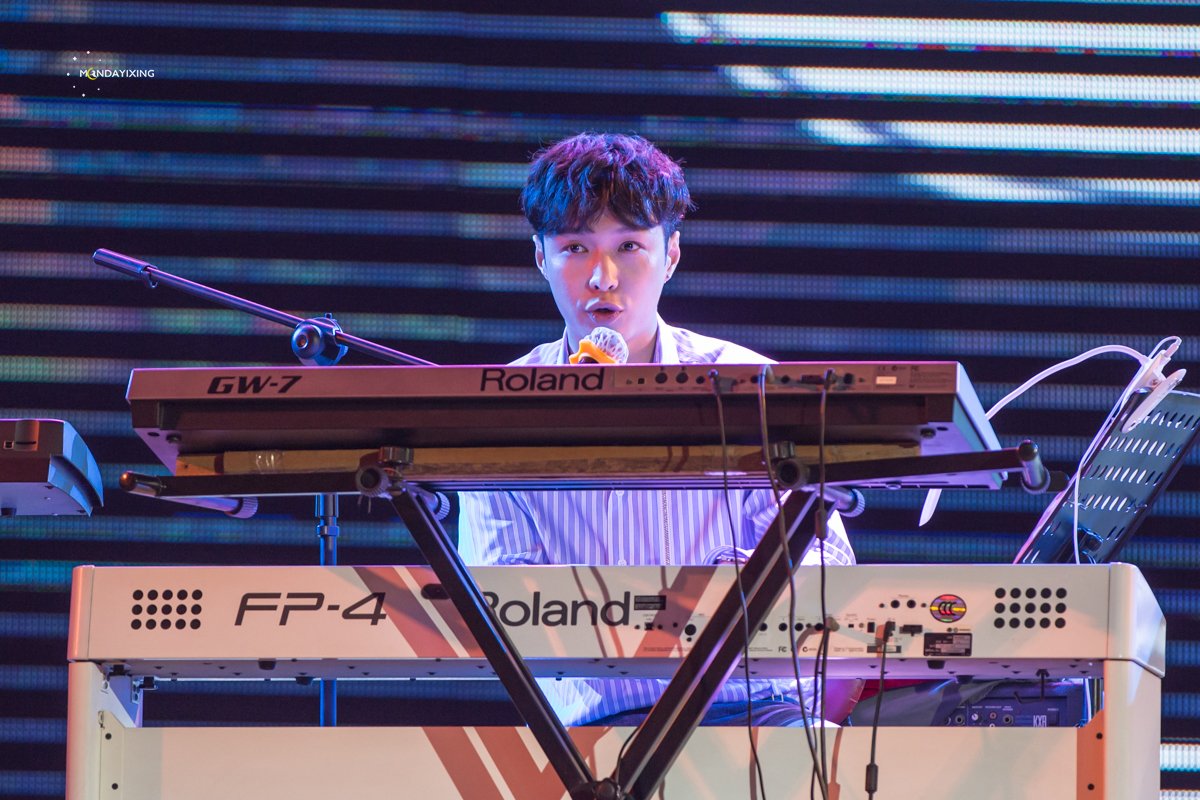 mondayixing's tweet photo. 171105 sheep 장사 사인회
#LAY #레이 #张艺兴 🙏🎹🎶
▷https://t.co/QeIQ8uaNyo
▷https://t.co/dVY8ZbAa0S
▷https://t.co/Mqa1Y1WGyf https://t.co/9WtRCK50os