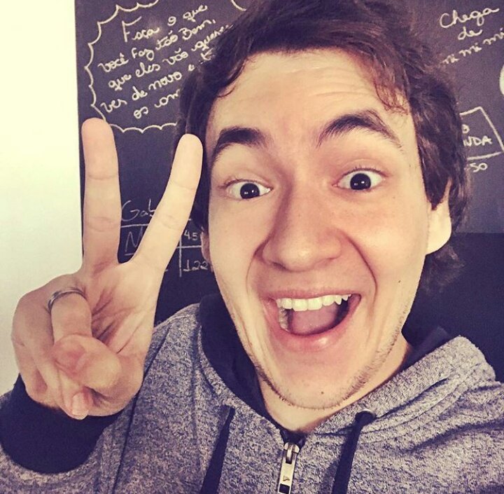 Hj é seu dia criaturinha divina criada para alegrar diversas pessoas com seu carisma seu sorriso e sua namorada claro. 
Te amo seu veí❤😻😭