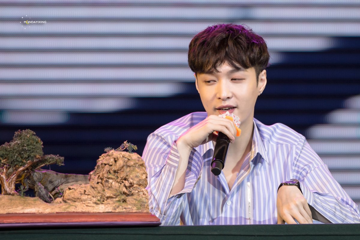 mondayixing's tweet photo. 171105 sheep 장사 사인회
#LAY #레이 #张艺兴
드디어 우리 만났네...
▷https://t.co/wdPNmAV3kj
▷https://t.co/VINKboLWRm https://t.co/PSe0QpfFLx