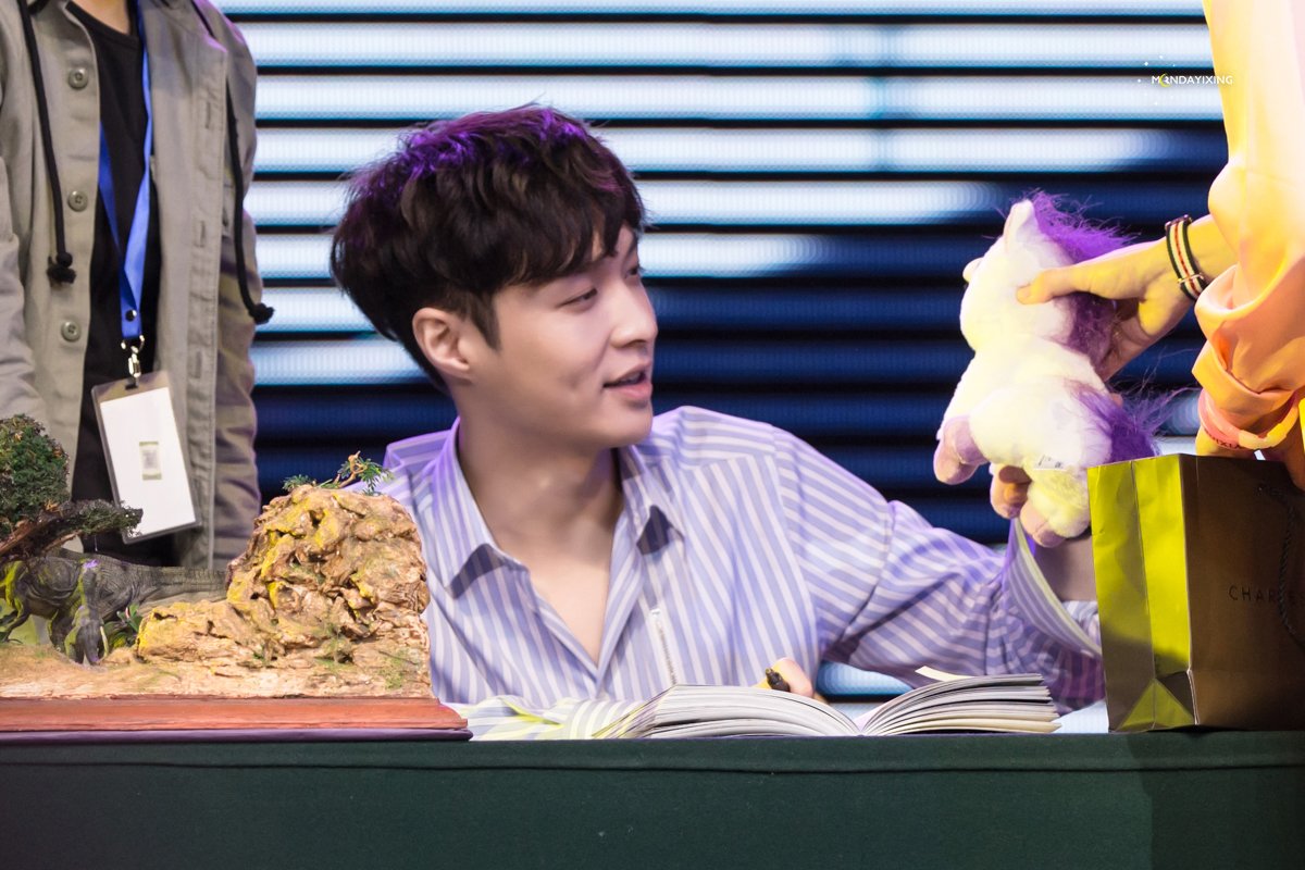 mondayixing's tweet photo. 171105 sheep 장사 사인회
#LAY #레이 #张艺兴
드디어 우리 만났네...
▷https://t.co/wdPNmAV3kj
▷https://t.co/VINKboLWRm https://t.co/PSe0QpfFLx