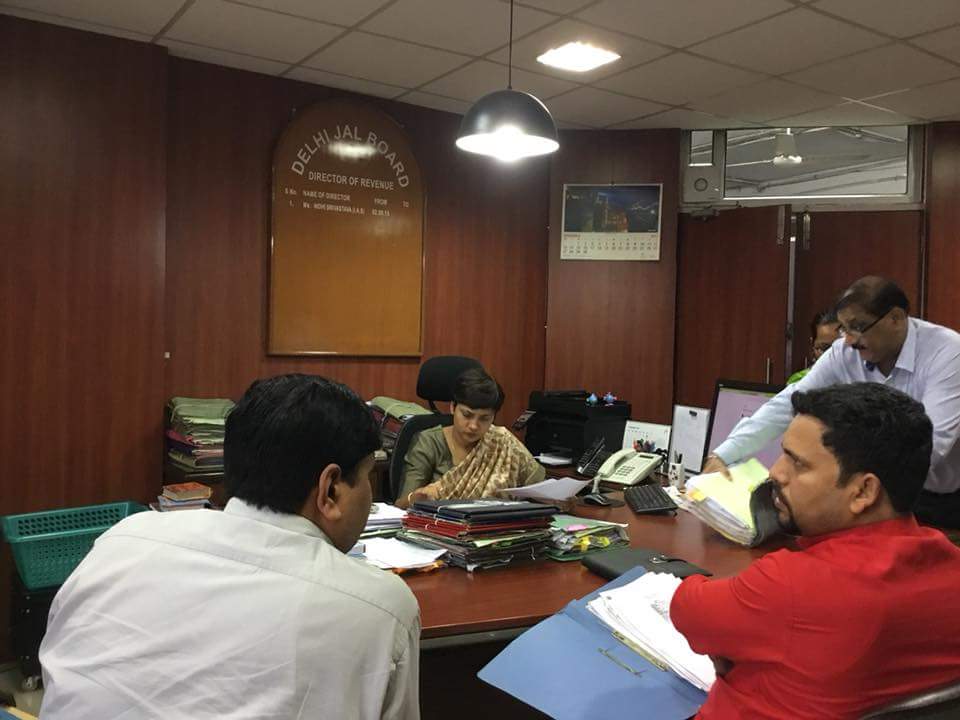 दिल्ली जल बोर्ड राजस्व आयुक्त कार्यालय पर इंद्रप्रस्थ एवं सुनील कॉलोनी में विभाग से सम्बंधित समस्याओ को लेकर बैठक करते हुए I