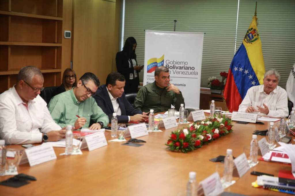 wcastroPSUV's tweet photo. #AHORA | Evaluamos balance de gestión de los ministerios vinculados al área económica del país @NicolasMaduro #100AñosDeRevolucionObrera https://t.co/sA1Lcc4BDO