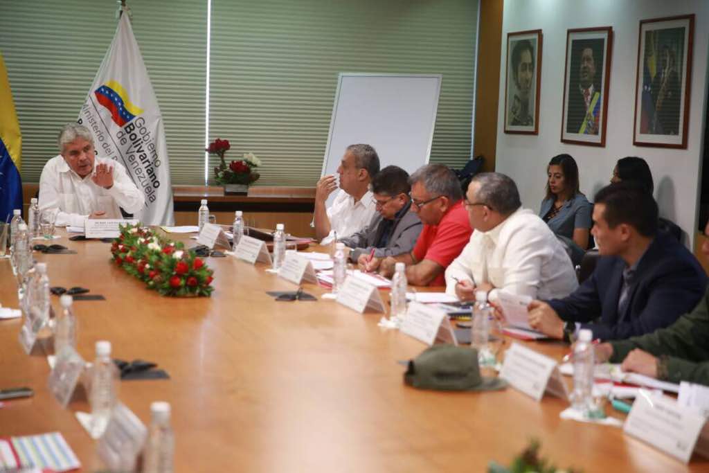 wcastroPSUV's tweet photo. #AHORA | Evaluamos balance de gestión de los ministerios vinculados al área económica del país @NicolasMaduro #100AñosDeRevolucionObrera https://t.co/sA1Lcc4BDO