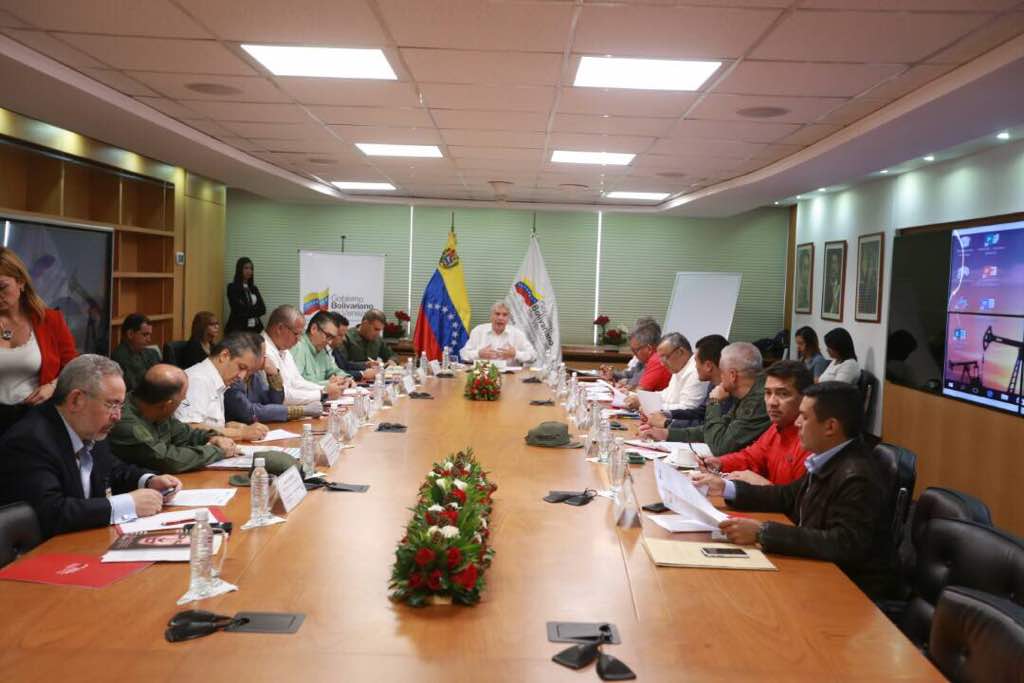 wcastroPSUV's tweet photo. #AHORA | Evaluamos balance de gestión de los ministerios vinculados al área económica del país @NicolasMaduro #100AñosDeRevolucionObrera https://t.co/sA1Lcc4BDO