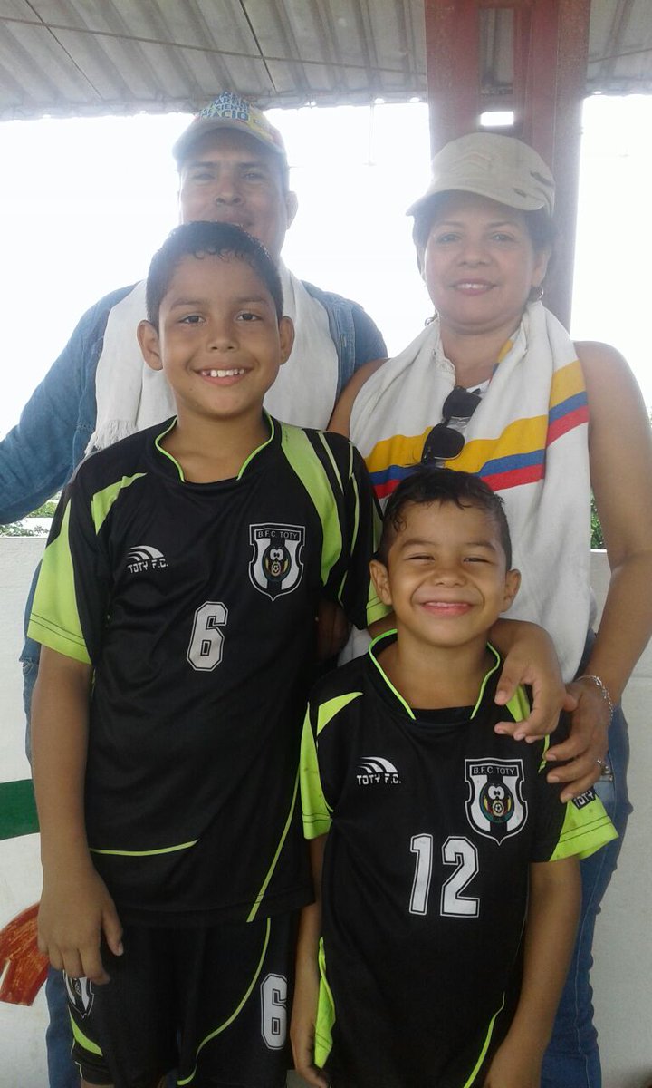 3eliscantillo's tweet photo. los tios apoyandolos en el estadio del  carmen de bolivar. https://t.co/coUTb4oYmJ