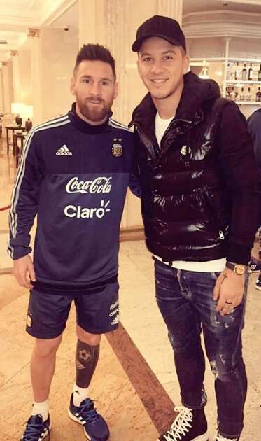 turcocarp's tweet photo. El mejor delantero del mundo paró a sacarse una foto con el 10 del Barcelona. Humildad plena... https://t.co/UViuGGtKqi
