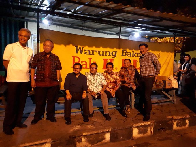 Sejumlah pejabat makan di warung pinggir jalan