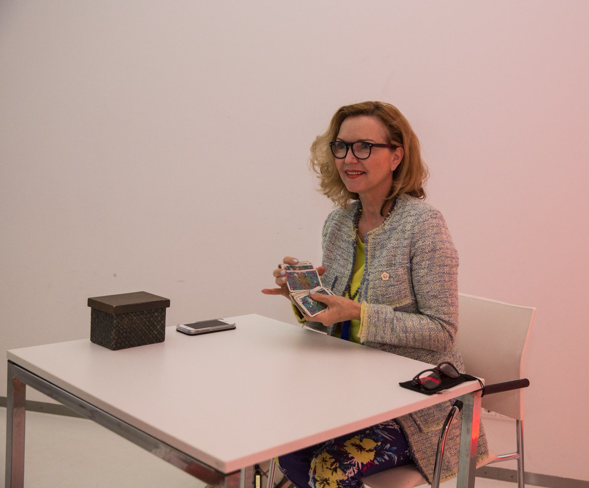 Tijd voor Bites &amp; Drinks én 6 gelukkige winnaars mogen zich de toekomst laten voorspellen met een speedtarot door <a href="/CorinnedeHaas/">Corinne de Haas</a> #VOS17