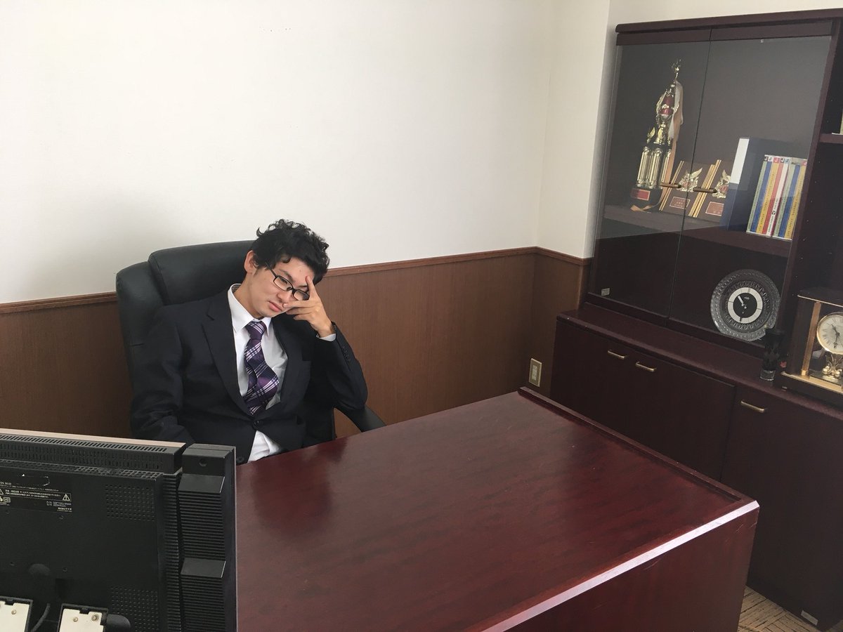 かまど V Twitter 撮影スタジオに社長室っぽい部屋があったからとりあえず座ってみたものの 社長っぽい振る舞いの引き出しが一切なく結局黙り込んでしまったみくのしん かまど V Twitter 撮影スタジオに社長室っぽい部屋があったからとりあえず座ってみたものの 社長っぽい振る舞いの引き出しが一切なく結局黙り込んでしまったみくのしん