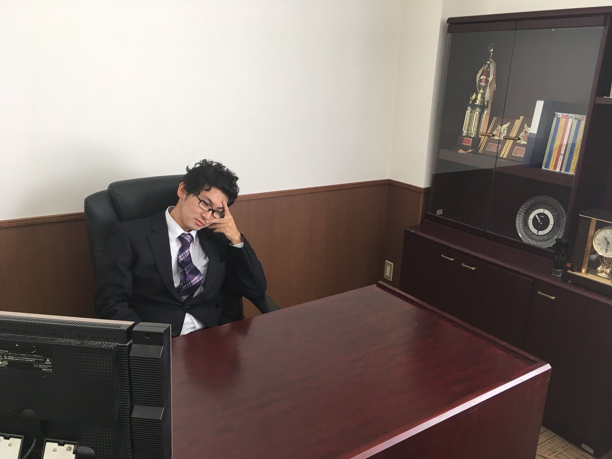 かまど 撮影スタジオに社長室っぽい部屋があったからとりあえず座ってみたものの 社長っぽい振る舞いの引き出しが一切なく結局黙り込んでしまったみくのしん T Co Kjvsy4f7cn Twitter