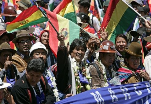 teleSURtv's tweet photo. Grupos bolivianos marchan en apoyo a repostulación de @evoespueblo https://t.co/XtfbSufiUM https://t.co/vidTSdE0EJ