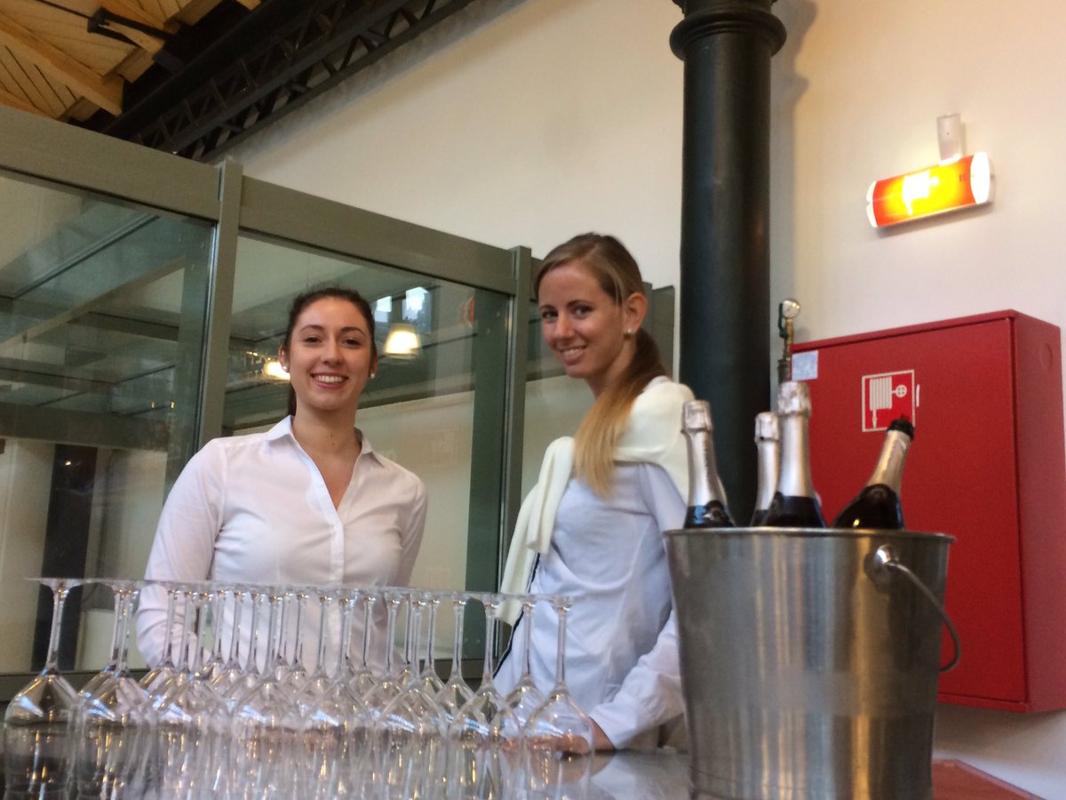 TheFoodConvoy's tweet photo. De champagne staat koud in Boedapest! Straks lekker eten in Sefplaza Kitchen... https://t.co/pDFtCp09Mi
