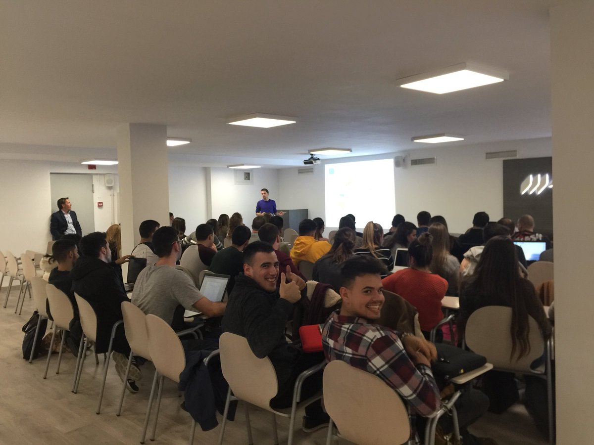 castelao19's tweet photo. Hoy en #Monlau asistimos a una interesante conferencia sobre internet de la mano de @albertofornells #2MIP #2GAT https://t.co/nHeplZXK4H