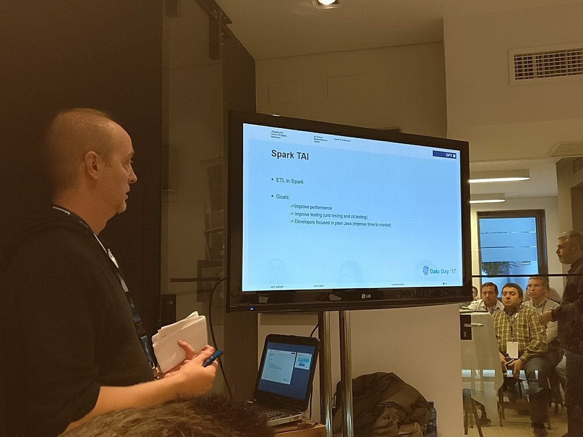 Sirdrazen's tweet photo. Reviviendo el viaje de mapreduce a spark de la mano de Jordi Rodríguez en el #GFTDataDay17 https://t.co/7IuGf0L0TB