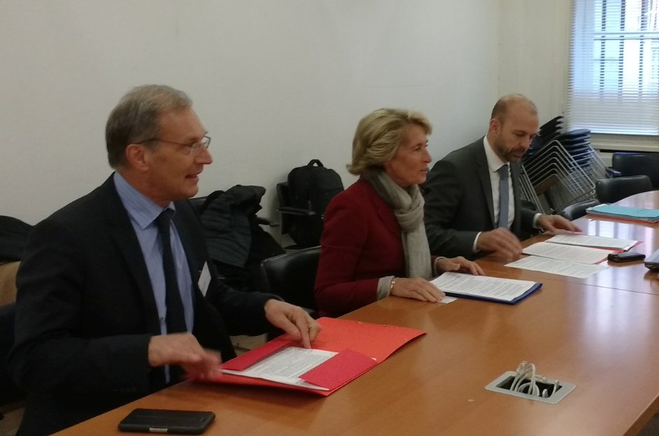 VillesdeFrance's tweet photo. L'association @Villes2Fr avec @CCayeux, Jacques Lamblin et @JFDebat reçue par la mission Richard-Bur sur la réduction des #dépenses de fonctionnement des #collectivités #Collterr #FinPub #CNT https://t.co/8g8Tl1566b