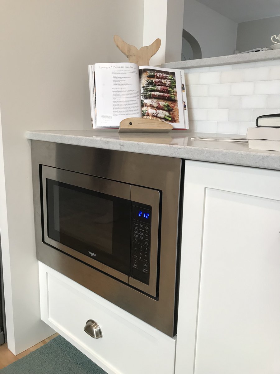 iloverenovation's tweet photo. Microwaves can be a giant eyesore. But when tucked away nicely it's a sleek addition to this kitchen renovation. https://t.co/WcCdAxBT3X