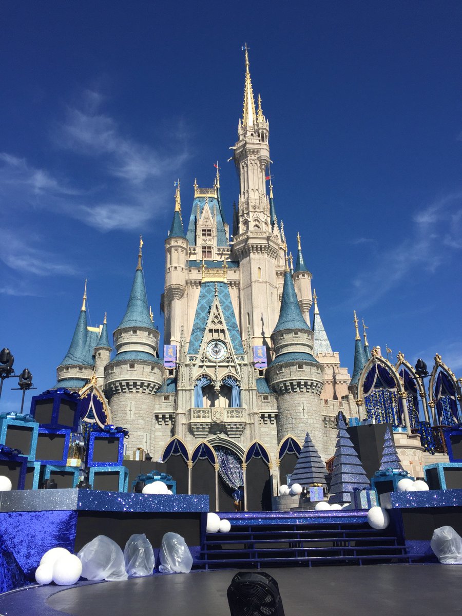 CieraJThomas's tweet photo. Having fun as a #professionalextra for Disney’s Holiday Celebration! #YaasCam 
#DisneyHolidayCelebration https://t.co/ujBNX9IvhW