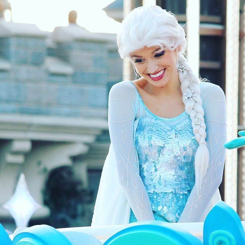 CocoMlle_'s tweet photo. Un vrai vent d'hiver souffle aujourdhui ❄️ Et jen connais une à qui ça ne déplaît pas ! 😉 •
•
#disneylandparis #disneyland #disney #disneyf… https://t.co/jAIL5gOn2C
