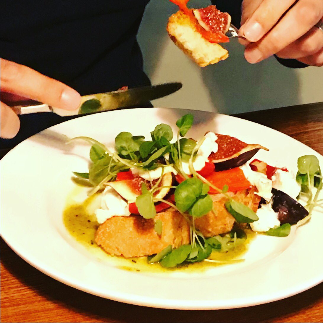TheWhodA's tweet photo. Hmmmm...Goats cheese and fig bruschetta for starter #wiltshire #pub #bruschetta #starter https://t.co/RjD3BxgeYd