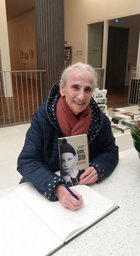 KazerneDossin's tweet photo. elk jaar op haar verjaardag bezoekt Esther Naschelski ons #museum om herinnering aan haar ouders levendig te houden
https://t.co/eAxHYfns8C https://t.co/uMM3KcqtTw