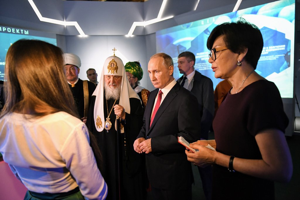 Rostec_Russia's tweet photo. Russian President Vladimir #Putin visited a multimedia #exhibition Russia Focused on The Future https://t.co/IPauhBNNO0 #Manezh #Moscow https://t.co/ueKjWRfKbH