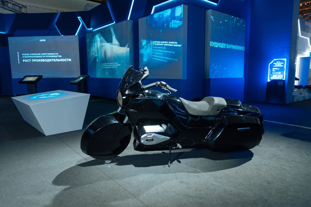 Rostec_Russia's tweet photo. Russian President Vladimir #Putin visited a multimedia #exhibition Russia Focused on The Future https://t.co/IPauhBNNO0 #Manezh #Moscow https://t.co/ueKjWRfKbH