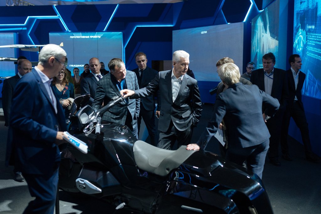 Rostec_Russia's tweet photo. Russian President Vladimir #Putin visited a multimedia #exhibition Russia Focused on The Future https://t.co/IPauhBNNO0 #Manezh #Moscow https://t.co/ueKjWRfKbH