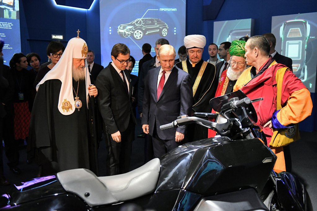 Rostec_Russia's tweet photo. Russian President Vladimir #Putin visited a multimedia #exhibition Russia Focused on The Future https://t.co/IPauhBNNO0 #Manezh #Moscow https://t.co/ueKjWRfKbH