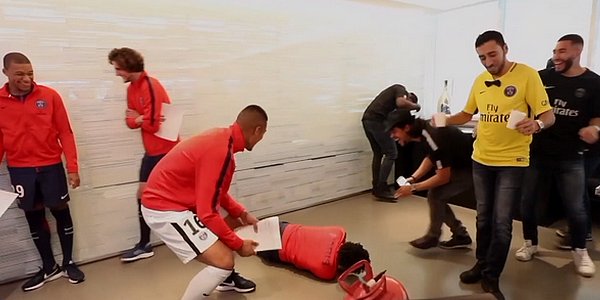 MarcAlvarezCS's tweet photo. Vidéo insolite : "Tu ris tu perds !" avec Rabiot, Areola, Nkunku et Mbappé #PSG #tealPSG
https://t.co/ELNyDLVGin https://t.co/xsQW0ME3z0