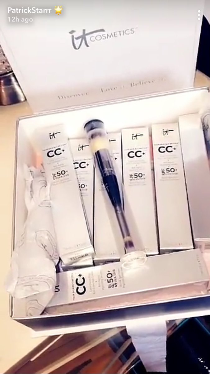 evalpz17's tweet photo. #unboxTAYTAY @patrickstarrr 
Am I too late baby? https://t.co/gXyRGTk7QE