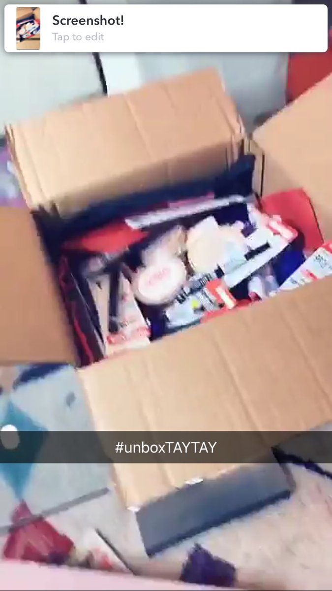 evalpz17's tweet photo. #unboxTAYTAY @patrickstarrr 
Am I too late baby? https://t.co/gXyRGTk7QE